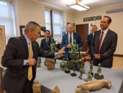 ពិធី​ប្រគល់​វត្ថុសិល្បៈ​បុរាណ​ខ្មែរ​មក​ឱ្យ​រដ្ឋាភិបាល​កម្ពុជា​វិញ នៅ​ការិយាល័យ​រដ្ឋអាជ្ញា​សង្កាត់ Manhattan រដ្ឋ New York សហរដ្ឋ​អាមេរិក កាលពី​ថ្ងៃទី៩ ខែមិថុនា ឆ្នាំ២០២១។ (រូបថត៖ ស្ថានឯកអគ្គរាជទូត​កម្ពុជា​ប្រចាំ​សហរដ្ឋ​អាមេរិក)