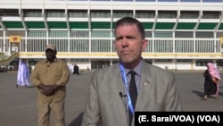 U.S. Ambassador to Mauritania Michael Dodman observes various polling stations throughout the capital, June 22, 2019. (E. Sarai/VOA)