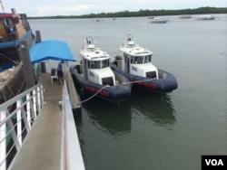 Speed boats belonging to the Philippines’ National Police Special Boat Unit sitting in harbor, Palawan, Philippines, Sept. 3, 2014. (Jason Strother/VOA)