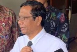 Menko Polhukam Mahfud Md usai menggelar rapat dengan sejumlah menteri dan lembaga negara di kantor Kemenko Polhukam, Selasa, 11 Februari 2020 pagi. (Foto: Kemenko Polhukam)
