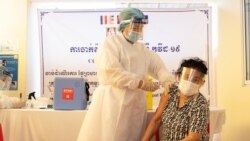 រូបឯកសារ៖ បុគ្គលិកសុខាភិបាលចាក់វ៉ាក់សាំងបង្ការ​ជំងឺកូវីដ១៩ របស់ក្រុមហ៊ុន AstraZeneca ដល់ក្រុមពលរដ្ឋដែលមានអាយុ ៦០ ឆ្នាំឡើងទៅ នៅមជ្ឈមណ្ឌលការចាក់វ៉ាក់សាំង នៅមន្ទីរពេទ្យបង្អែករាជធានីភ្នំពេញ កាលពីថ្ងៃទី២៣ ខែមីនា ឆ្នាំ២០២១។ (ទុំ ម្លិះ/វីអូអេ)