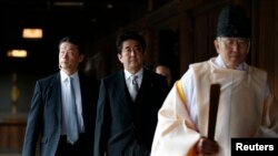 Perdana Menteri Shinzo Abe (tengah) dalam kunjungan ke Tugu Yasukuni di Tokyo pada akhir Desember 2013. 