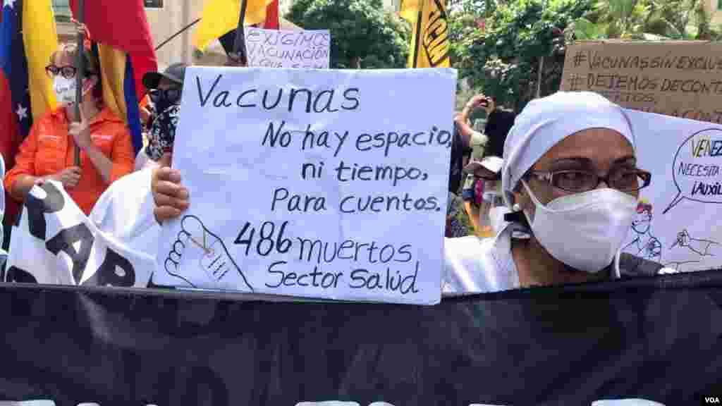 "No hay espacio, ni tiempo, para cuentos", asegura otra de las enfermeras que participó en la convocatoria en su pancarta. Abril 17, 2021. Foto: Álvaro Algarra - VOA.
