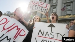 2016年11月10日，加利福尼亚州旧金山的高中生在市政厅前高举标语，抗议共和党的唐纳德·川普当选美国总统。
