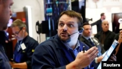 Un corredor reacciona a las pérdidas en la Bolsa de Nueva York (NYSE) el 18 de marzo de 2020.