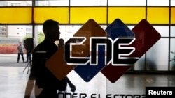 El logo del Consejo Nacional Electoral (CNE) se muestra en su sede en Caracas, Venezuela. Mayo 14, 2018. Foto: Reuters.