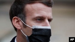 Presiden Perancis Emmanuel Macron saat bertemu dengan PM Portugis Antonio Costa di Paris, 16 Desember 2020. 