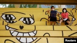 Students wearing masks rest amid the coronavirus disease (COVID-19) pandemic in Seoul, South Korea, Aug. 25, 2020. 