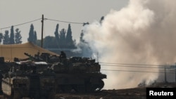 İsrail əsgəri İsrail-Qəzza sərhədi yaxınlığında tankın üstündə oturur, İsrail, 12 yanvar 2025.