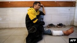 Palestinac u bolnici Kamal Edwan na severu pojasa Gaze (AFP)