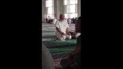 清真寺内静坐的回族人