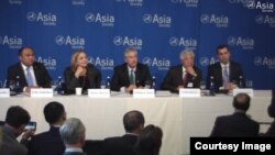 صومالیہ کے دارالحکومت میں دو طاقتور بم دھماکوں اور فائرنگ میں کم از کم 10 افراد ہلاک اور 30 زخمی ہو گئے۔