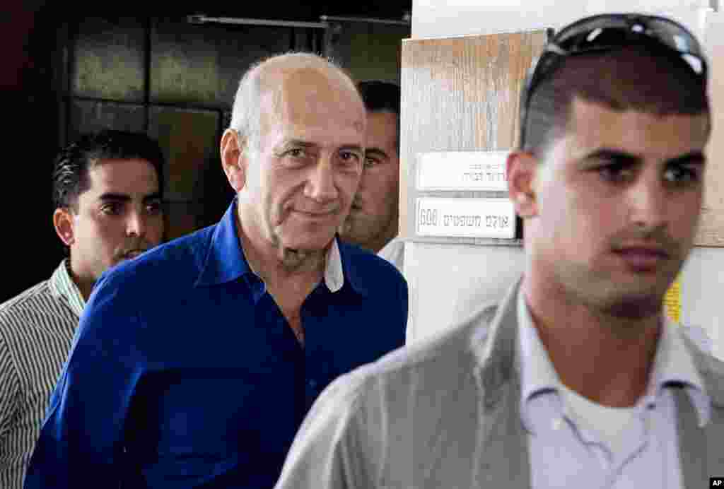 Former Israeli prime minister Ehud Olmert (center) leaves the Tel Aviv District Court, in Israel, May 13, 2014.&nbsp;