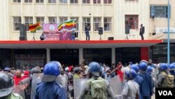 Police try to disperse members of Zimbabwe's Movement for Democratic Change in Harare, Nov. 20, 2019. (Columbus Mavhunga/VOA)