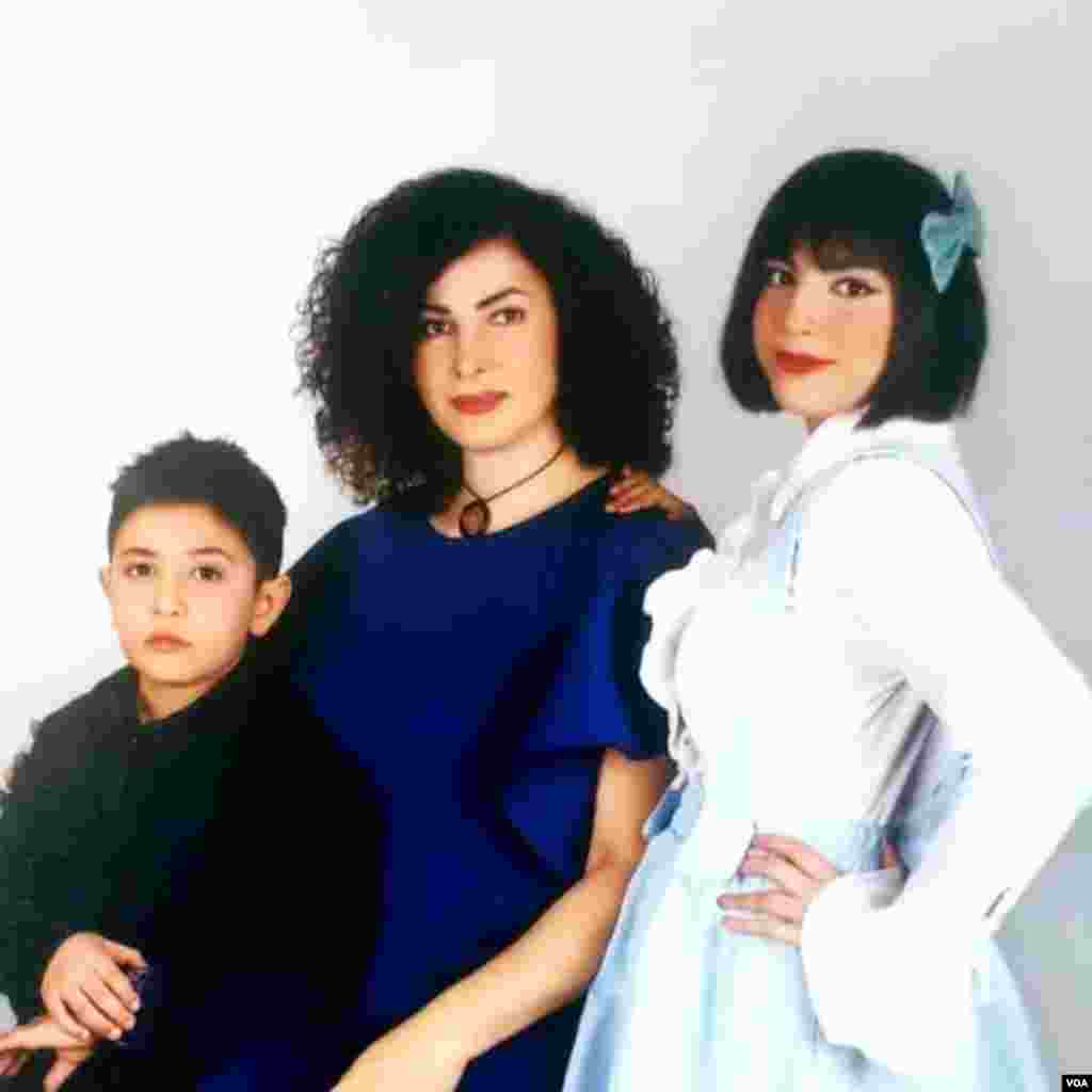 فائزه فلسفی در کنار فرزندان خود پارسا (۸ ساله) و درسا قندچی (۱۷ ساله) از جان باختگان پرواز پی اس ۷۵۲