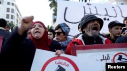 Para pengunjuk rasa meneriakkan slogan menentang kenaikan harga dan pajak di Tunis, Tunisia, 13 Januari 2018.