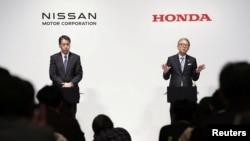 Makoto Uchida, Presiden dan CEO Nissan Motor, dan Toshihiro Mibe, Presiden dan CEO Honda Motor, menghadiri konferensi pers bersama di Tokyo, Jepang, 15 Maret 2024. (Foto: Kyodo via REUTERS)