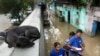 Voluntarios evalúan los daños de inundaciones causadas por lluvias torrenciales en Nueva Delhi, India, el 11 de julio de 2023.