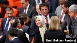 Nhà lập pháp Thổ Nhĩ Kỳ Nurcan Dalbudak được các đồng viện thuộc đảng của bà chúc mừng khi bà đội khăn choàng đầu vào Quốc hội, 31/10/13