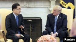 Kepala keamanan nasional Korea Selatan Chung Eui-yong memberikan keterangan kepada Presiden A.S. Donald Trump di Oval Office, Gedung Putih, Washington DC, 8 Maret 2018, mengenai kunjungannya ke Korea Utara.