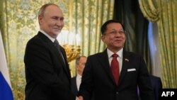 ཕྱི་ལོ་༢༠༢༥ ཟླ་༣ ཚེས་༤ ཉིན་ཨུ་རུ་སུའི་སྲིད་འཛིན་ཕུ་ཏིན་གྱིས་ཁེ་རེམ་ལིན་ཕོ་བྲང་དུ་འབར་མའི་དྲག་པོ་དམག་གི་འགོ་ཁྲིད་མིན་ཨང་ལེ་དང་ཐུག་འཕྲད་བྱེད་དུས།