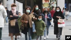 在台北，人们带着口罩逛购物区。（2020年1月31日）