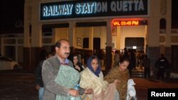 ট্রেনে বিচ্ছিন্নতাবাদী জঙ্গিদের হামলার পর উদ্ধার পাওয়া ব্যক্তিরা কোয়েটার রেলস্টেশনে তাদের জিনিসপত্র নিয়ে হাঁটছেন (১২ মার্চ, ২০২৫) 