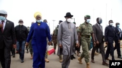 Former Nigerian President Goodluck Jonathan (C) walks at the International Airport in Bamako upon his arrival Aug. 22, 2020, as part of international efforts to restore order in Mali after a military coup. 