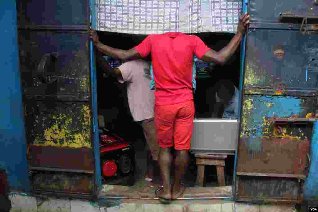 Monrovia&#39;s arcades are overrun with young people who spend their time there since the spread of Ebola forced the government to close schools, Monrovia, Liberia, Oct. 9, 2014. (Benno Muchler/VOA) 