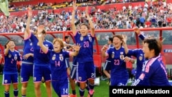 Kesebelasan putri Jepang setelah mengalahkan Inggris dalam semifinal Piala Dunia FIFA 2015. (Foto: FIFA)