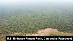 ទិដ្ឋភាព​ពី​លើ​ឧទ្ធម្ភាគចក្រ​បង្ហាញ​ពី​ការ​ខូចខាត​របស់​ព្រៃឡង់ ដោយ​សារ​សកម្មភាព​កាប់​ឈើ កាលពី​ថ្ងៃច័ន្ទ ទី១៨ ខែ​មេសា ឆ្នាំ២០១៦។ (រូបថត​ដក​ស្រង់​ចេញ​ទំព័រ​ហ្វេសប៊ុក​របស់​ស្ថានទូត​អាមេរិក) 