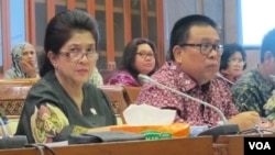 Menteri Kesehatan Nila Moeloek (kiri) dalam rapat kerja dengan Komisi IX DPR tentang vaksin palsu Senin (27/6) di gedung parlemen. (VOA/Fathiyah Wardah)