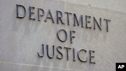 ফাইল ছবি—ওয়াশিংটনে আমেরিকার বিচার বিভাগ ভবনের বাইরে।