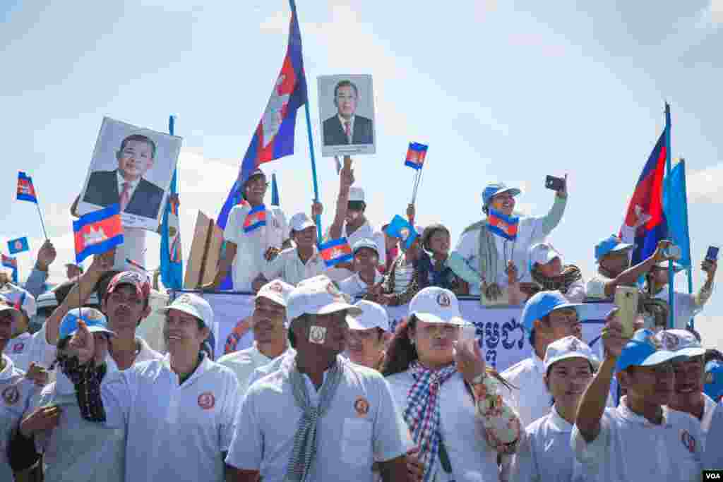 ទិដ្ឋភាពសកម្មជននិងអ្នកគាំទ្រចូលរួមក្នុងការដង្ហែក្បួនឃោសនាបោះឆ្នោតធំរបស់គណបក្សប្រជាជនថ្ងៃចុងក្រោយកាលពីព្រឹកថ្ងៃទី០២ ខែមិថុនា ២០១៧។ (ខាន់ សុគុំមនោ/VOA)