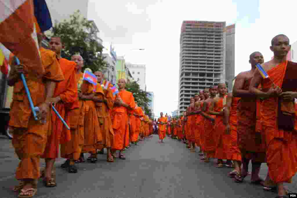 ព្រះសង្ឃនិងអ្នកកាន់ព្រះពុទ្ធសាសនា ១០០០នាក់ដង្ហែក្បួនតាមបែបព្រះពុទ្ធសាសនាក្នុងពិធីវិសាខបូជានៅថ្ងៃទី២០ឧសភាឆ្នាំ២០១៦។ វិសាខបូជាជាពិធីបែបព្រះពុទ្ធសាសនាដ៏សំខាន់ប្រចាំឆ្នាំដើម្បីរំឮកថ្ងៃដែលព្រះពុទ្ធប្រសូត្រ ត្រាស់ដឹង និងចូលបរិនិព្វាន។&nbsp;(​ឡេង ឡែន/VOA)