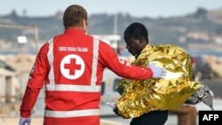 Un membre de la Croix-rouge accueille un migrant à Pozzallo, Italie, le 8 novembre 2017.