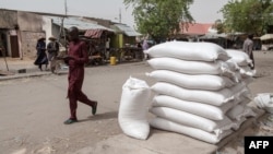 Orang-orang berjalan di jalan di kota Damasak, timur laut Nigeria, 25 April 2017. Tiga fasilitas milik mitra bantuan internasional menjadi sasaran di kota itu, Minggu. (Foto: AFP)