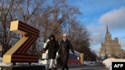 Люди проходять повз літеру "Z" на підтримку російських військ в Україні в центрі Москви, 20 лютого 2024. Фото Віри Савіної/AFP