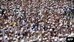 Members of Islamist groups gather during a rally to siege Myanmar's embassy for the recent violence against Rohingya Muslim in Myanmar, in the Bangladeshi capital of Dhaka on September 18, 2017. 
