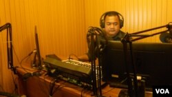 Penyiar Yudi Rachman di studio Radio KanalKPK. (VOA/Andylala Waluyo)