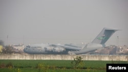 ভারতের অমৃতসরে ভারতীয় অভিবাসন-প্রত্যাশীদের নিয়ে যুক্তরাষ্ট্রের একটি সামরিক বিমান অবতরণ করছে। ৫ ফেব্রুয়ারি, ২০২৫। 