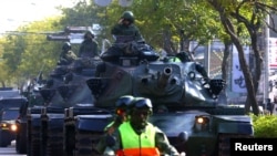 台灣士兵在軍隊演習期間駕駛美製M60主戰坦克行駛在台中市街道上。 （2020年11月3日）