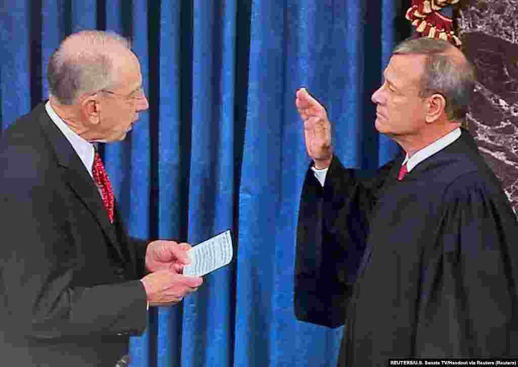 ក្នុង​រូបថត​ថត​ពី​វីដេអូ​ផ្សាយ​ពី​ក្នុង​សាល​ព្រឹទ្ធសភា​សហរដ្ឋ​អាមេរិក​កាល​ពី​ថ្ងៃ​ព្រហស្បតិ៍​ទី​ ១៦ ខែ​មករា ឆ្នាំ​២០២០ លោក Chuck Grassley សមាជិក​ព្រឹទ្ធសភា​​ពី​គណបក្ស​សាធារណរដ្ឋ​​ធ្វើ​​ការ​​ស្បថ​ប្រធាន​តុលាការ​កំពូល​លោក John Roberts ឲ្យ​ចូល​តួនាទី​ជា​ប្រធាន​នៃ​ដំណើរការ​​​កាត់ទោស​ដក​តំណែង​ប្រធានាធិបតី ដូណាល់ ត្រាំ (Donald Trump) នៅ​ព្រឹទ្ធសភា​សហរដ្ឋ​អាមេរិក។