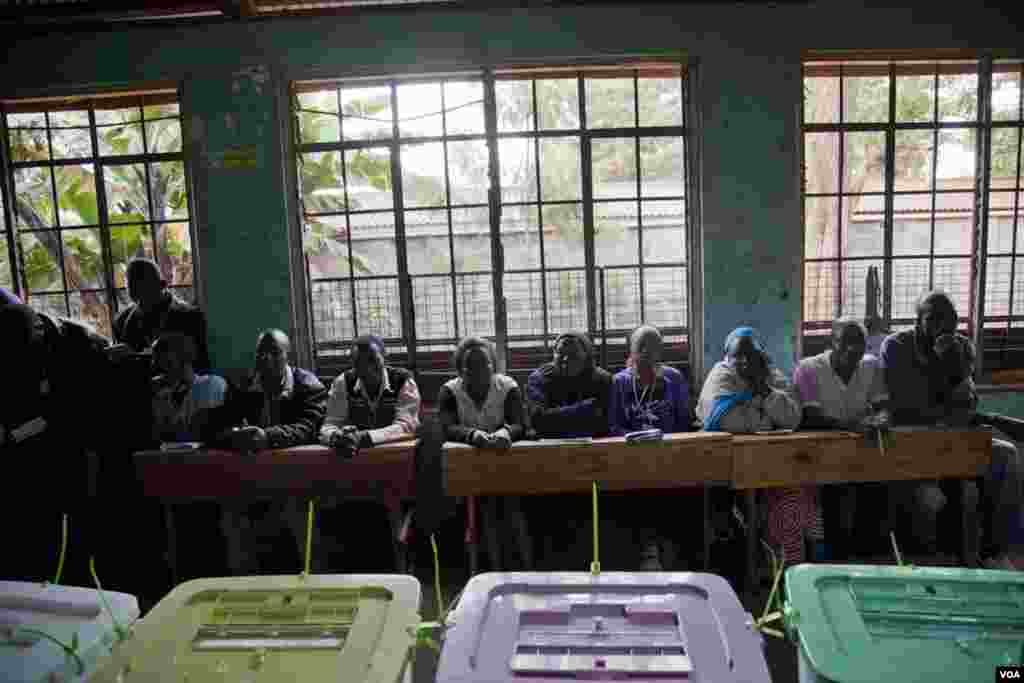 Election observers from all of Kenya's political parties lined the walls of each classroom, March 4, 2013. (R Gogineni/VOA)
