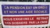 Banderoles des retraités manifestant devant la marie à Brazzaville, au Congo pour leurs pensions impayées depuis 11 ans (Arsène Séverin/VOA)