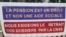 Banderoles des retraités manifestant devant la marie à Brazzaville, au Congo pour leurs pensions impayées depuis 11 ans (Arsène Séverin/VOA)