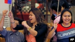 Warga Filipina bersukacita atas keputusan pengadilan arbitrase PBB atas penolakan hukum klaim China atas Laut China Selatan.