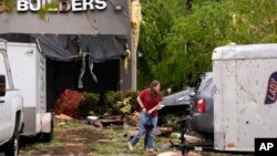 Una mujer camina entre los escombros de un edificio muy dañado tras las severas tormentas que azotaron la región en Slidell, Luisiana, el miércoles 10 de abril de 2024.
