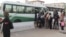Des voyageurs montent à bord d'un bus connecté au wifi, à Abidjan, en Cote d'Ivoire, le 31 mars 2017. (VOA/Narita Namasté)