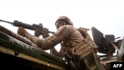 Un soldat de l'opération de Barkhane dans le nord du Burkina Faso le 9 novembre 2019.
